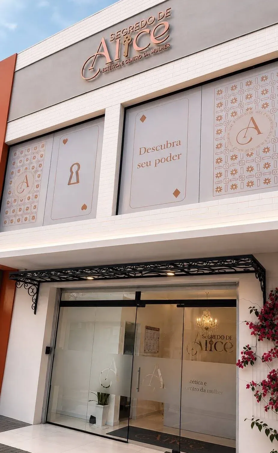 Fachada da Segredo de Alice na Rua Passos de Oliveira, com os painéis em forma de carta